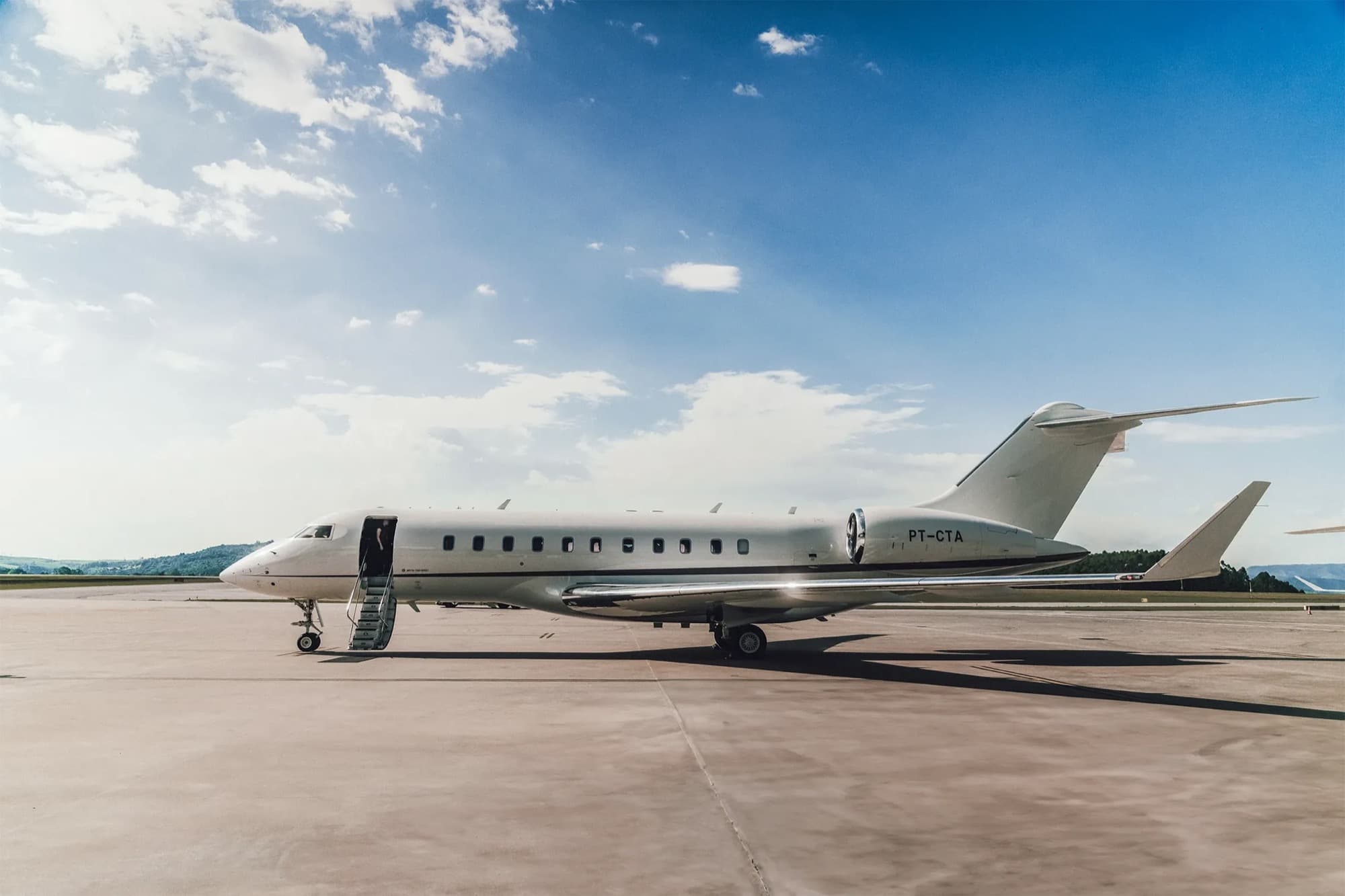 Bombardier Global 5000 PT-CTA da SPCTA no pátio do Aeroporto Catarina, foto publicada no site da empresa